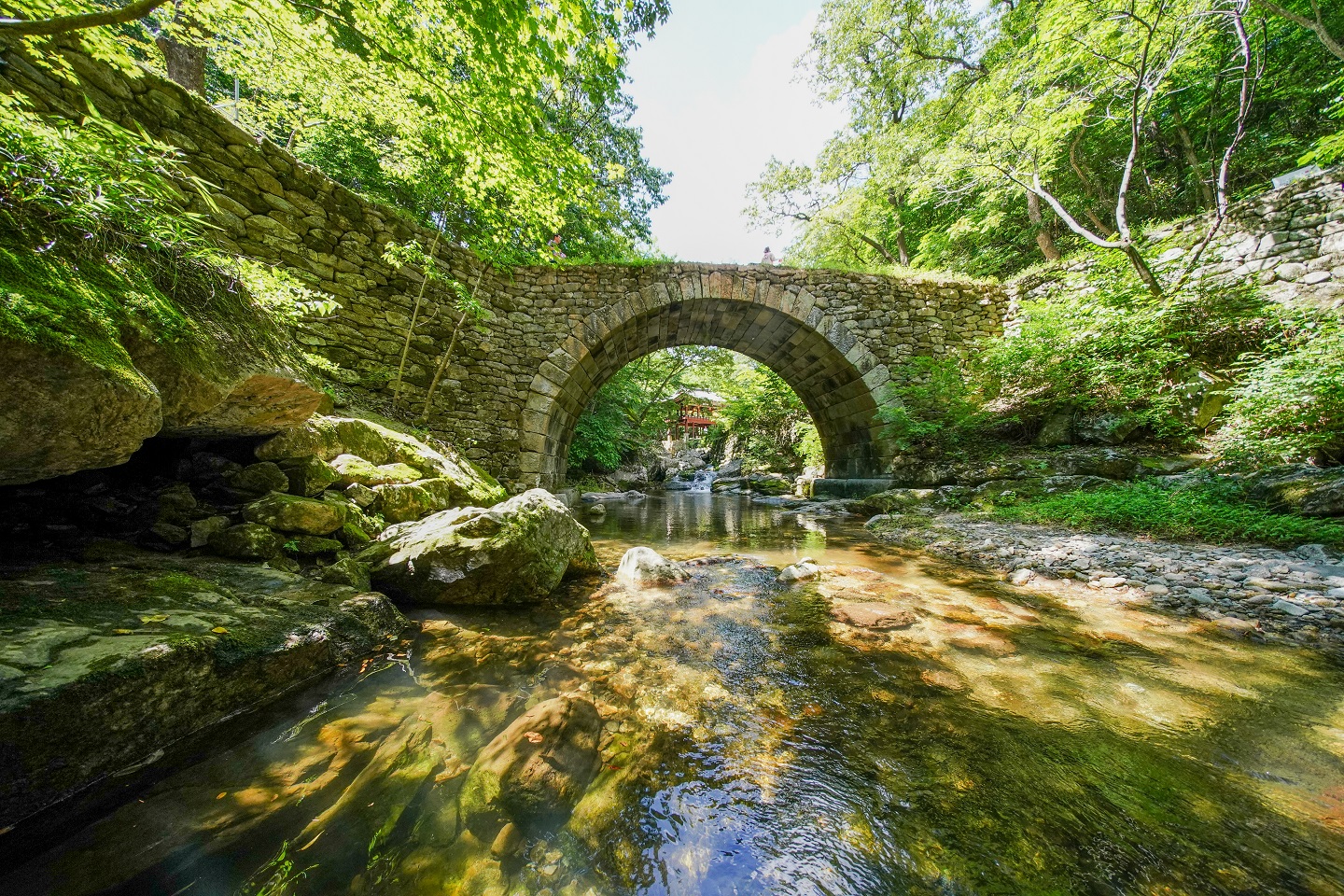  아날로그와 디지털의 만남, 2025 세계유산축전 순천에서 준비 순항                                             ▶ 생명의 빛으로 여는 개막식 - ‘생명의 유산, 정원의 무대’                                             ▶ 디지털로 걷는 천년 사찰 선암사 – ‘만일(萬日)의 수행’                                             ▶ 사계절의 생명 예술– ‘갯벌의 사계’                                             ▶ 갈대숲 속 하룻밤 - ‘갈대 백패킹’                                             ▶ 축전 한정 선암사 템플스테이– ‘산사에서 보내는 하룻밤’                                             ▶ 시민과 함께 만드는 유산의 기억 순천시(시장 노관규)와 순천시 세계유산보존협의회(위원장 김준선)는 2025 세계유산축전-선암사, 순천갯벌을 통해 천년의 역사를 간직한 선암사와 살아 숨 쉬는 갯벌을 배경으로 공연, 전시, 투어, 체험 등 22일간 감성 가득한 축제를 펼친다. 고즈넉한 산사와 드넓은 습지 위에서 전통문화와 첨단기술이 어우러지고, 사람과 자연이 하나로 연결되는 이번 축제는 세계유산의 가치를 단순히 보여주는 데 그치지 않고 관람객이 함께 만들어가는 참여형 축제로 준비되고 있다. 오는 9월 12일부터 10월 3일까지 선암사와 순천갯벌에서 열리는 이번 축전은 유네스코 세계유산의 가치와 매력을 다양한 방식으로 풀어낸다. 특히 AR·VR 등 실감형 콘텐츠를 통해 관람객이 유산 속으로 직접 걸어 들어가는 경험을 제공하며, 세대와 국적을 넘어 모두가 공감할 수 있는 참여형 문화축제로 기획됐다. ▶ 생명의 빛으로 여는 개막식 - ‘생명의 유산, 정원의 무대’‘생명의 유산, 정원의 무대’를 주제로 오는 12일 그린아일랜드에서 축전 개막식을 선보인다. 선암사와 순천갯벌이 지닌 고유의 생명력을 빛과 소리, 전통과 현대가 어우러진 무대로 형상화한다. 판소리, 전통무용, 합창, 드론쇼까지 이어지는 장엄한 연출을 통해 인간과 자연이 공존하며 만들어 온 순천의 가치를 전 세계에 알릴 예정이다. ▶ 디지털로 걷는 천년 사찰 선암사 – ‘만일(萬日)의 수행’사찰 순례와 실감형 공연이 결합된 대표 체험 프로그램이다. 관람객은 선암사 일주문에서 시작해 대웅전, 불조전, 무전, 응향각, 설선당으로 이어지는 여정을 따라가며 각 구간에서 AR·VR영상을 차례로 만난다. 고요한 산사의 공기와 절집의 향, 종소리와 꽃잎 날림이 어우러져, 마치 시간 여행을 하는 듯한 몰입감을 제공한다. 전통과 첨단 기술이 자연스럽게 어우러져, 누구나 주인공이 되는 특별한 경험을 선사한다. ▶ 사계절의 생명 예술 – ‘갯벌의 사계’순천만습지 무진교 일원에서는 AR영상을 통해 사계절 갯벌의 변화와 생명 활동을 감상할 수 있다. 봄의 갯벌 속 새싹, 여름의 풍요로운 생명, 가을의 황금빛 빛깔, 겨울의 고요함이 AR영상 및 퍼펫 공연, 음악극과 결합해 관람객을 매료시킨다. 예술성과 교육성을 동시에 갖춘 이 무대는 어린이부터 어른까지 모두가 몰입할 수 있는 복합공연으로, 환경 보전의 메시지를 함께 전한다. ▶ 갈대숲 속 하룻밤 – ‘갈대 백패킹’순천만에서도 평소에는 백패킹이 허용되지 않는 안풍습지가 축전 기간 동안에만 특별히 백패킹 장소로 개방된다. 고즈넉한 갈대숲과 바람결에 일렁이는 습지를 배경으로 진행되는 ‘갈대 백패킹’은 9월 13~14일, 20~21일, 27~28일 총 3회에 걸쳐 회당 40명씩만 참여할 수 있다. 참가자들은 1박 2일 동안 자연과 공존하는 야영을 즐기며, 순천만이 지닌 고유의 생태와 밤하늘의 정취를 온몸으로 느낄 수 있다. ▶ 축전 한정 선암사 템플스테이 – ‘산사에서 보내는 하룻밤’템플스테이 ‘산사에서의 하룻밤 – 산사에서 나를 찾다’는 국가유산진흥원의 국가유산 방문캠페인과 협업으로 마련된 한정 프로그램이다. 축전 기간 동안만 진행되며, 참가자는 고즈넉한 산사에서의 1박 2일 동안 참선, 발우공양, 전통 예불 등을 체험한다. 일상에서 벗어나 자연과 하나 되는 이 시간은 자신을 돌아보고 마음의 평온을 찾는 계기가 된다. ▶ 시민과 함께 만드는 유산의 기억세계유산축전은 관람만 하는 행사가 아니다. 어린이부터 어르신까지, 순천 시민에서 해외 방문객까지 모두가 참여하는 열린 축제다. ‘세계유산 스탬프 투어’를 통해 선암사와 갯벌을 누비며 미션을 완수하고, 어린이 해설투어와 디지털 아카이빙을 통해 미래 세대의 시선으로 유산을 기록한다. 또, 지역 주민이 기획에 직접 참여하는 시민공모 프로그램과 마을축제는 생활 속에서 세계유산을 함께 지키고 가꾸는 계기를 만든다. 시 관계자는 “세계유산의 가치를 지키는 것은 우리 모두의 몫이므로 이번 축전이 세대와 문화, 지역과 세계를 잇는 소통의 장이자 유산의 현재를 누리고 미래를 함께 설계하는 출발점이 되기를 바란다”고 말했다.  