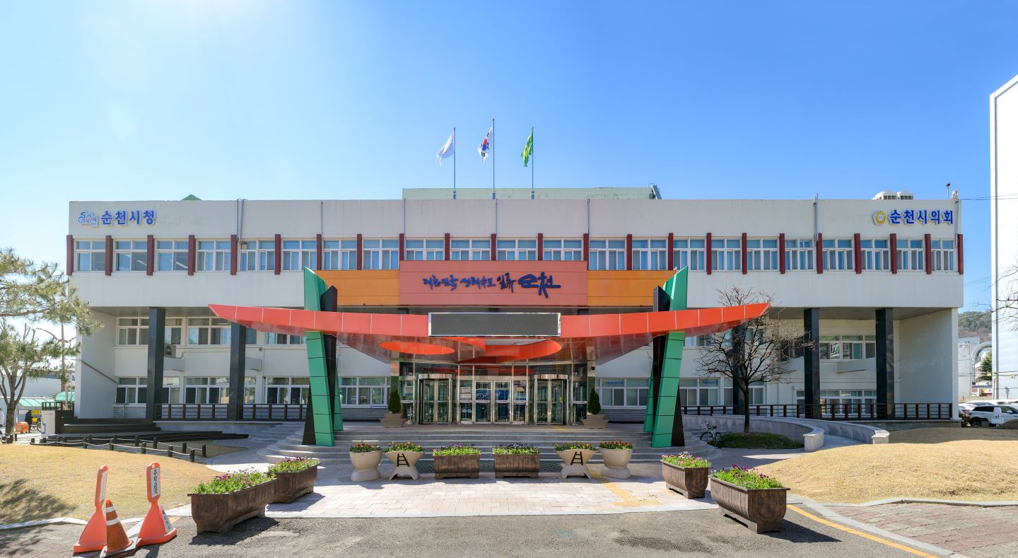  순천시, 2025년 신속집행 전남도 1위…재정‧소비투자 부문 석권- 전체 집행률 91.3%로 전년대비 4.5% 증가, 전국 시단위 집행률 1위 -- 5년 연속 전남도 대상 선정! 민생.소비 활성화 견인 역할 톡톡 - 순천시가 2025년 신속집행 결과 재정과 소비투자 2개 부문 모두 전남도 1위를 달성했다고 밝혔다. 예산의 전체 집행률도 91.3%로 전년대비(86.8%) 4.5% 증가해 전국 시단위 최고 집행률을 기록했다. 시는 2023년부터 3년 연속 전남도에서 가장 높은 집행률을 기록했으며 최근 5년 동안 행정안전부로부터 최우수(1회), 우수(6회) 기관으로 선정돼 4억 원, 전남도에서도 대상(6회), 우수(2회) 기관으로 선정돼 6억 원, 총 10억 원이 넘는 인센티브를 특별교부세로 확보했다. 이는 연초부터 10억 이상 대형 투자사업을 집중적으로 관리하고 사업 공정에 맞춘 순기별 예산 편성으로 이월액과 불용액을 최소화한 결과이다. 특히 시민 체감이 높은 맞춤형 복지 등 소비·투자 부분에 집중적으로 집행한 결과 4분기에는 목표 대비 123.5%가 넘는 집행률을 보이며 연간 총 1조 9,994억 원을 집행했다. 시 관계자는 “2026년 전남도 내 최대 규모의 본예산이 확정된 만큼 예산의 70% 이상을 상반기에 전략적으로 신속하게 투입해 민생회복 속도에 박차를 가하겠다”며 “문화·콘텐츠, 미래산업 등 순천의 미래를 위한 투자와 취약계층 복지, 농어민 생활 개선, 일자리 지원사업 등 시민 체감형 현안사업에 적극적으로 예산을 집행해 지역 경제를 견인하겠다”고 말했다. 