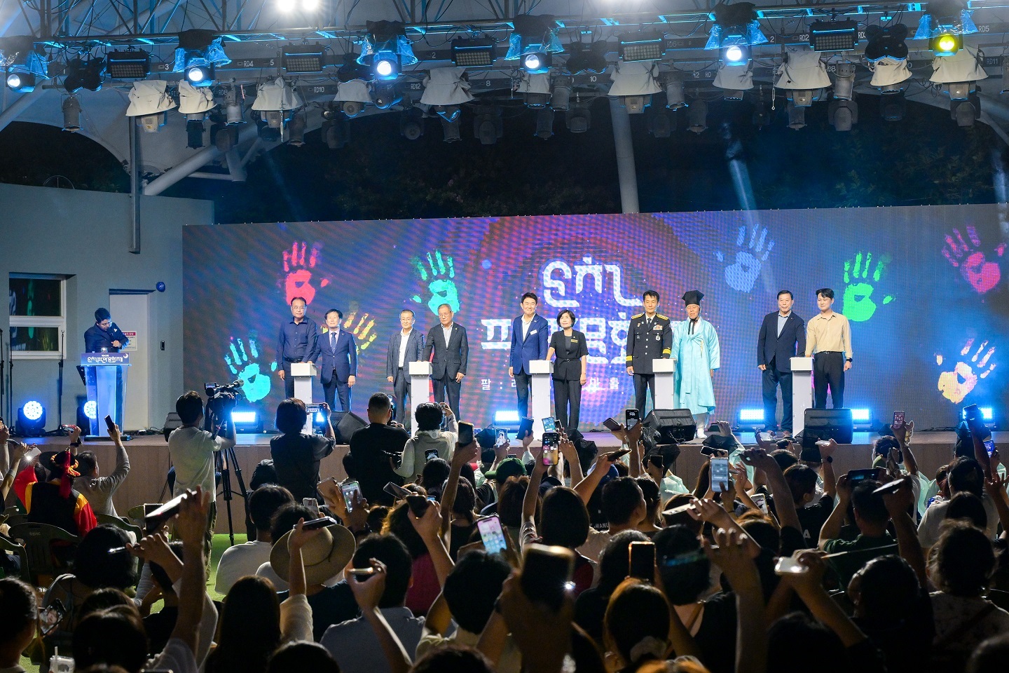 3 지난 15일 청소년수련관에서 열린 팔마문화제 개막식에서 노관규 순천시장  유관기관장  시민대표가 함께 청렴 퍼포먼스를 하고 있다.jpg 이미지입니다.