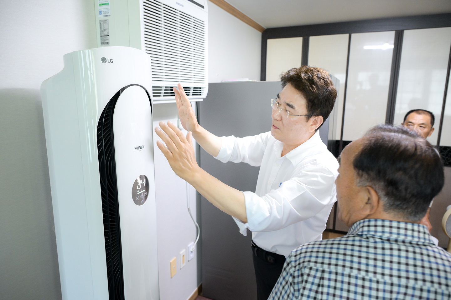 1 지난 7월 노관규 순천시장이 폭염피해 예방을 위해 무더위쉼터 조곡경로당을 방문해 냉방기기를 살피고 있다.jpg 이미지입니다.