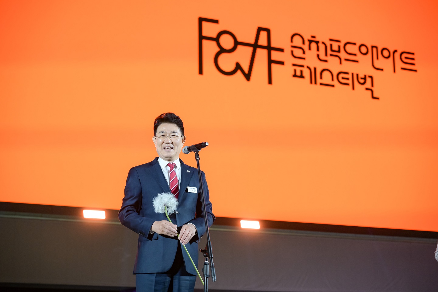 2 순천 푸드아트페스티벌 개막식에서 노관규 순천시장이 개막을 알리고 있다.jpg 이미지입니다.