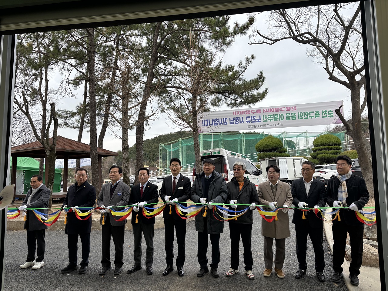 10 지난 21일 순천팔마족구장에서 열린 개회식에서 주요내빈들이 돔구장 완공을 기념해 테이프 컷팅식을 진행하고 있다.jpg 이미지입니다.