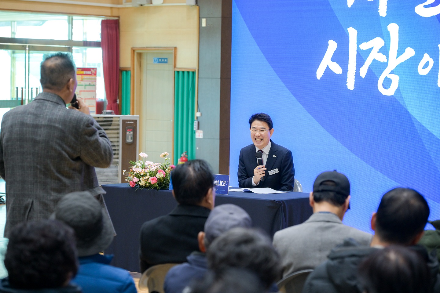 1 지난 8일 월전중학교 체육관에서 열린 황전면 시민과의 대화에서 시민들과 소통하고 있다.jpg 이미지입니다.