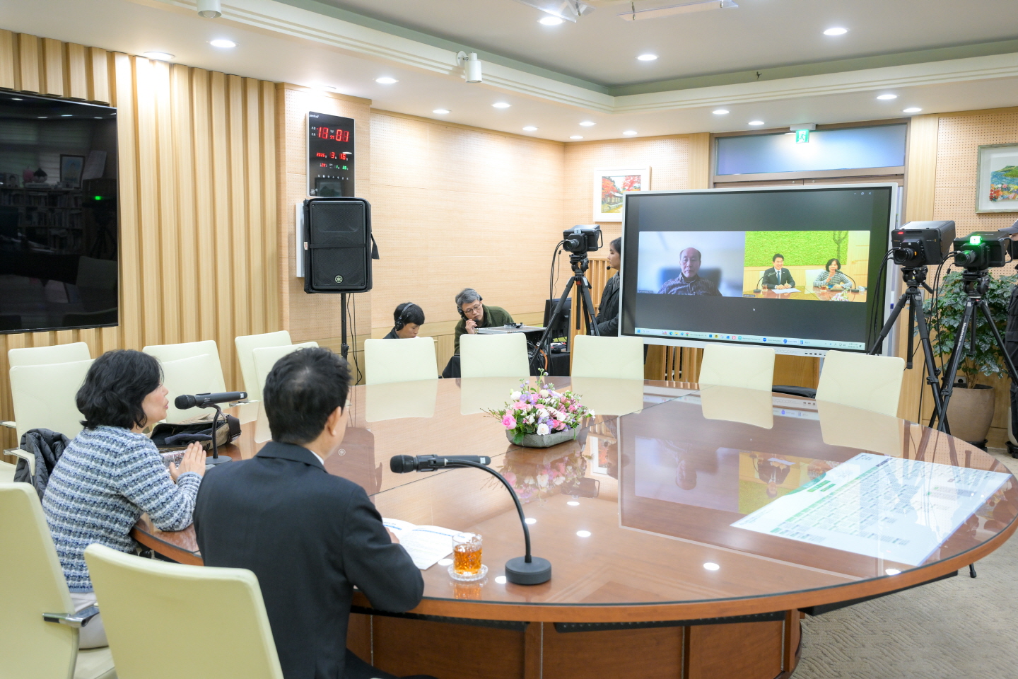 1 지난 16일 순천시청에서 시 관계자들이 시정 현안 해결 방안을 모색하기 위해 학계 전문가들과 비대면 정책 대담을 진행하고 있다.jpg 이미지입니다.
