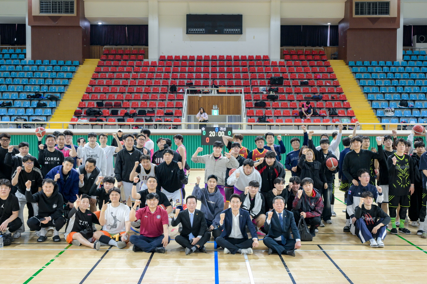 4 지난 28일 팔마실내체육관에서 열린 순천시장배 농구대회 개회식에서 선수들과 내빈들이 단체사진을 촬영하고 있다.jpg 이미지입니다.